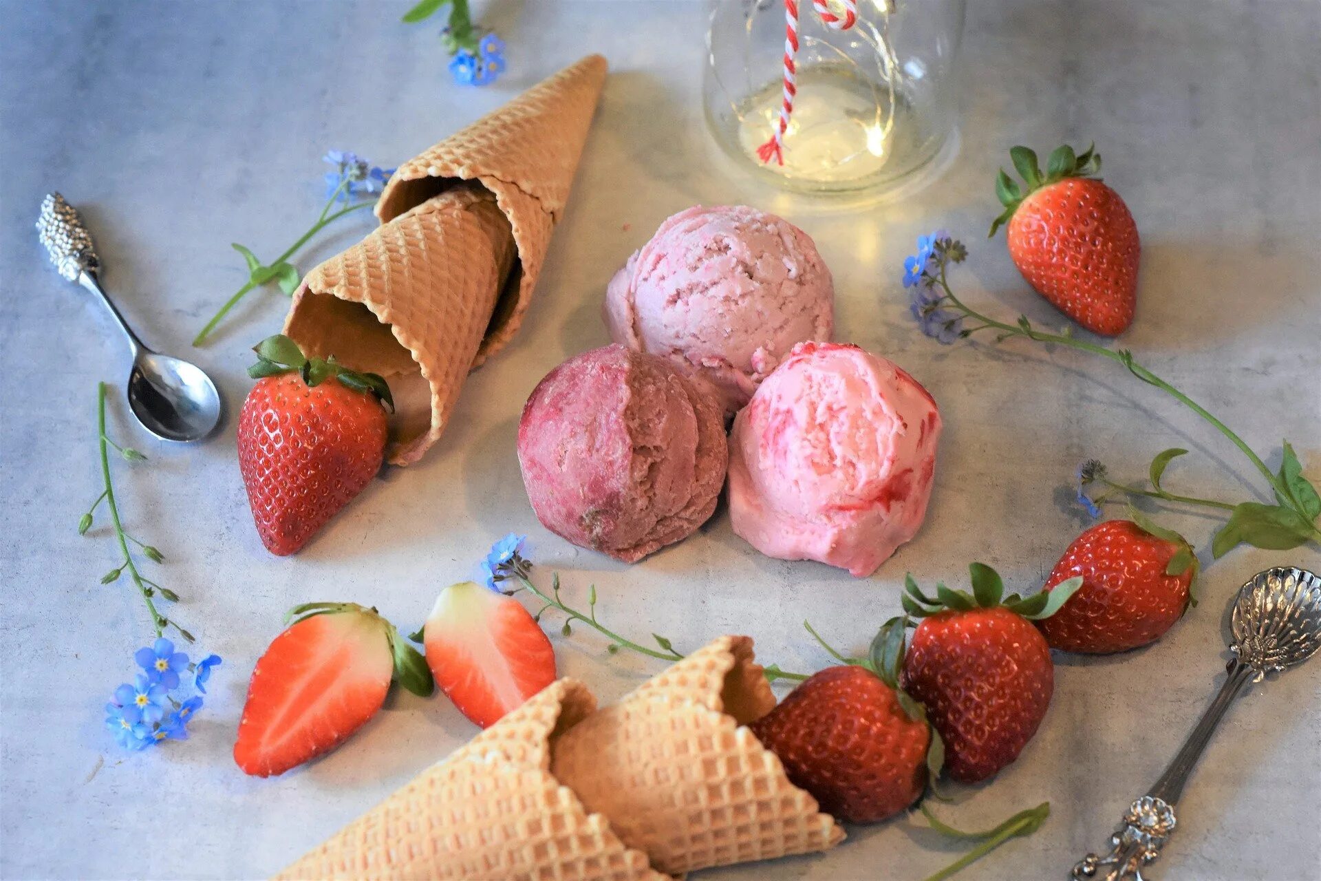 Можно ли мороженое на ночь. Плодово Ягодное мороженое сорбет. Клубничное мороженое. Красивое мороженое. Мороженое с фруктами.