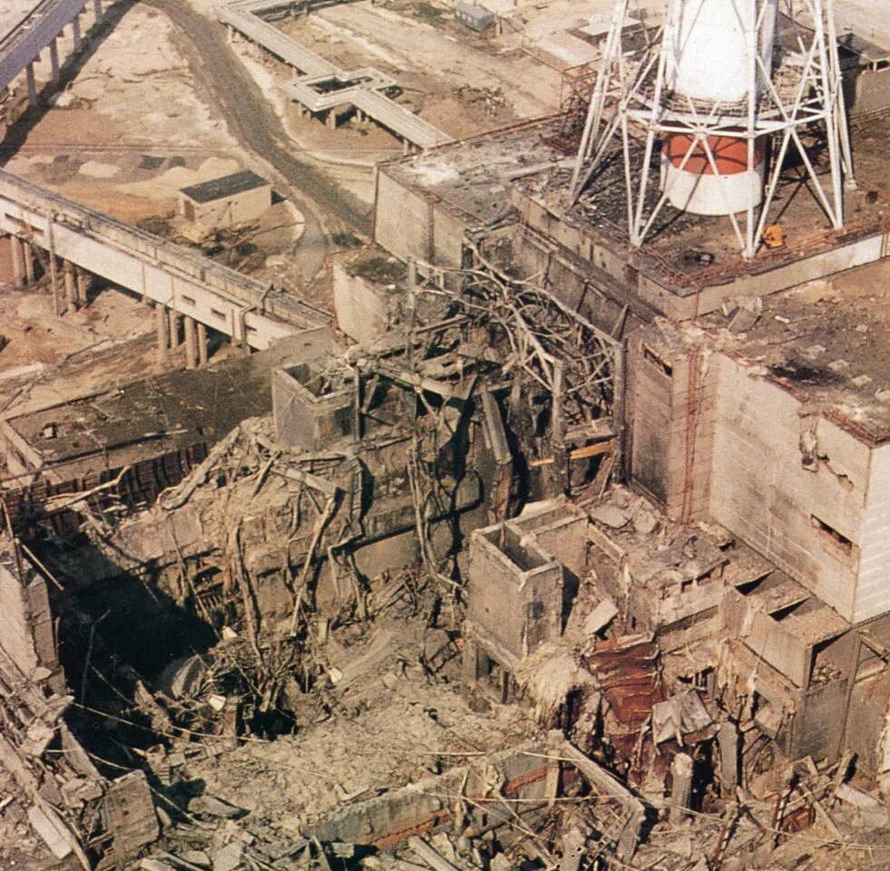 Катастрофа на аэс 1986. Чернобыль ЧАЭС разрушенный реактор. 4-Й энергоблок Чернобыльской АЭС. Разрушенный РБМК-1000 Чернобыль. Чернобыльская АЭС 1986.