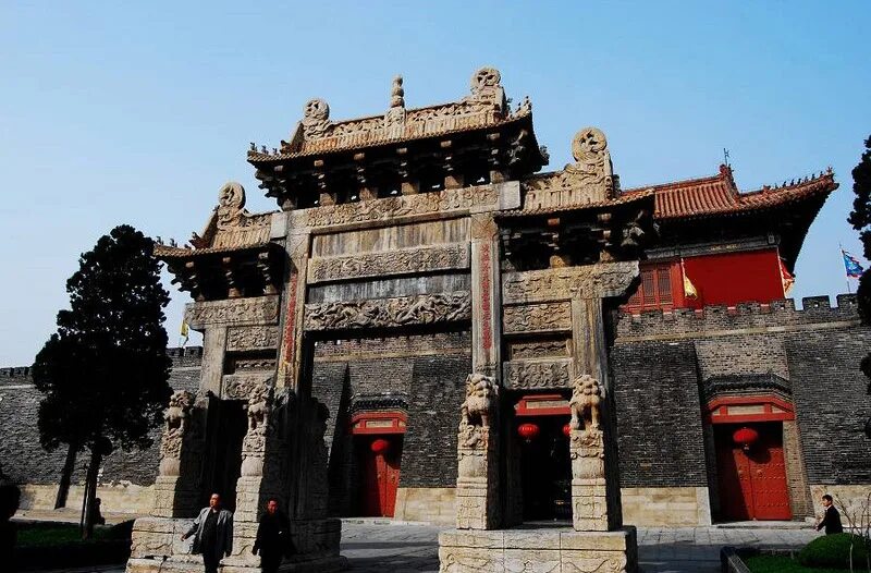 Тайань. Даосский храм, гора Тайшань. Гора Тайшань (провинция Шаньдун). Храм божества горы Тай. Тайань город в Китае.