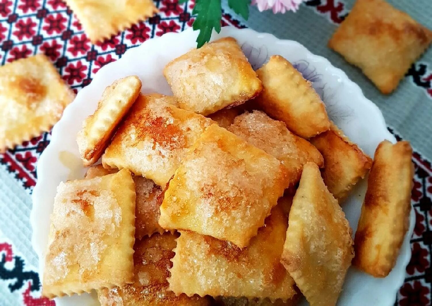 Печенье к чаю домашнее вкусное быстро. Печенье на сметане. печенье на сметане на скорую. слоеное печенье. хрустящее печенье.