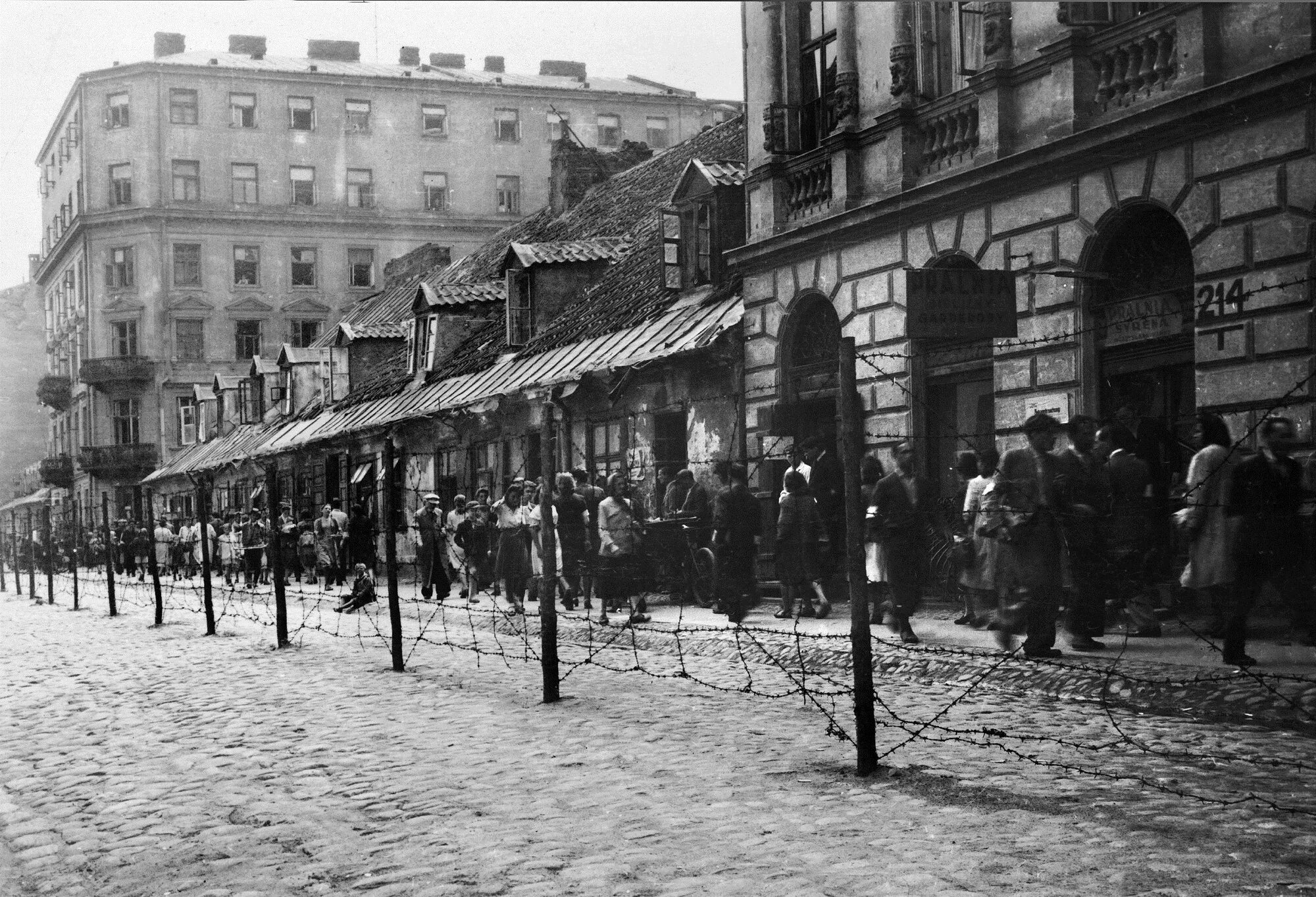 Восстание в варшавском гетто памятник. Варшава гетто сейчас. Гетто варшава. Варшавское гетто сейчас. Черняковский варшавское гетто.