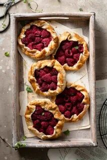 Вкусные пирожки с малиной