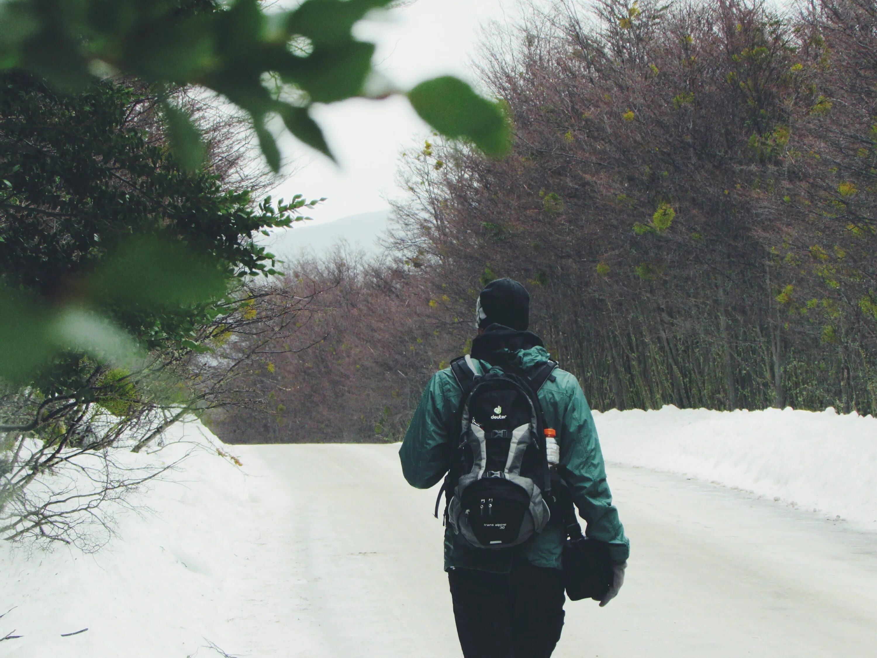 Девушка с рюкзаком на фоне гор. Man Alone Winter. В шлеме зимой пешком картинки. Photo Pack. Cold back