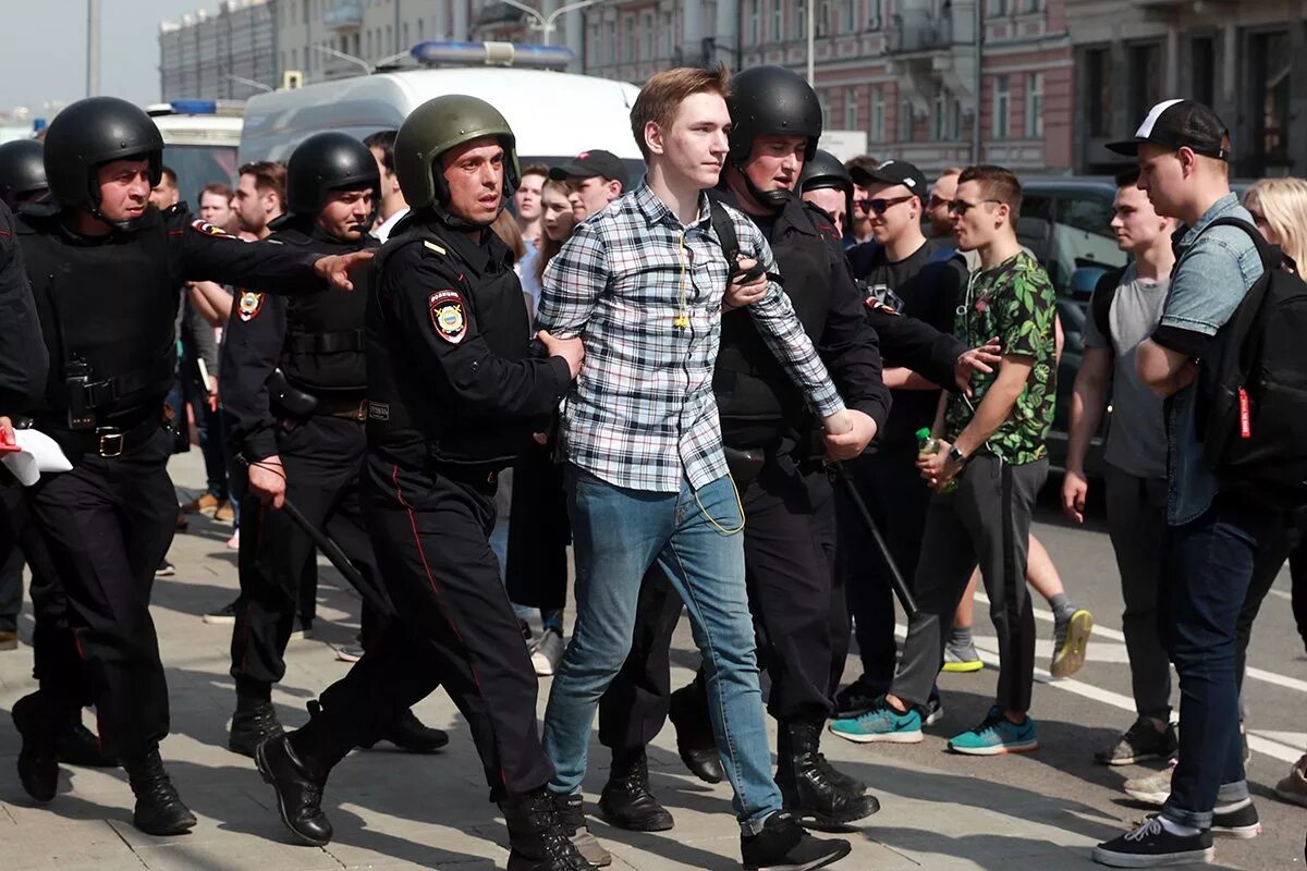 Митинги ст. Толпа полицейских. Полиция и молодежь. Несанкционированный митинг.