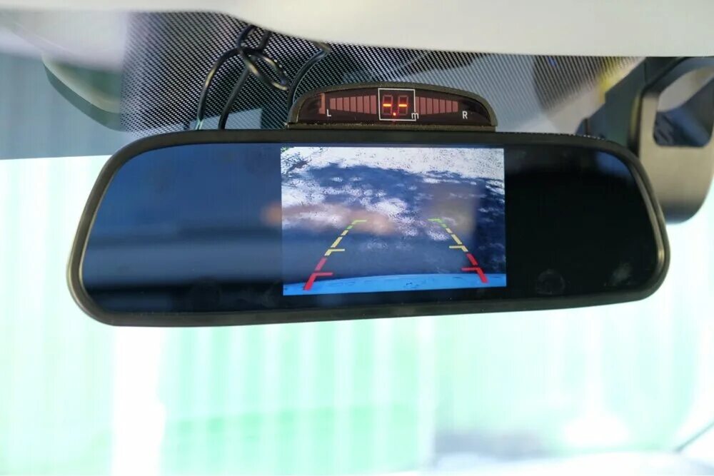 Зеркало 2 экранами. Видеорегистратор зеркало на Фольксваген поло. Видеорегистратор зеркало Renault Logan.