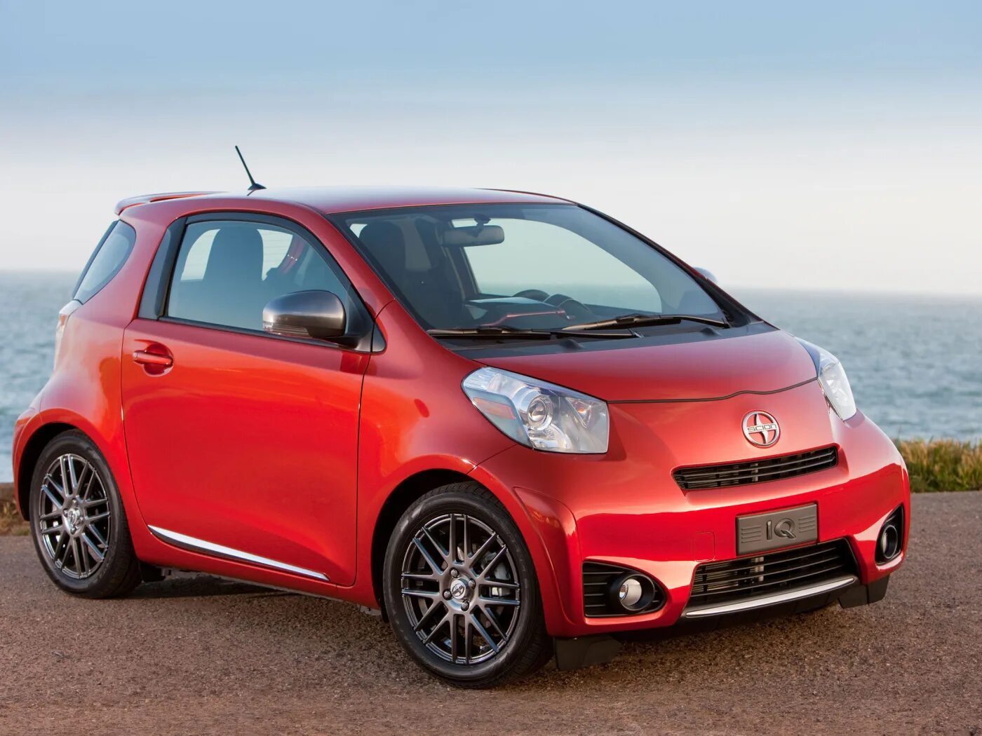 Машина небольшого размера. Малолитражка Тойота IQ. Toyota IQ 2011. Scion IQ. Малолитражки Scion.