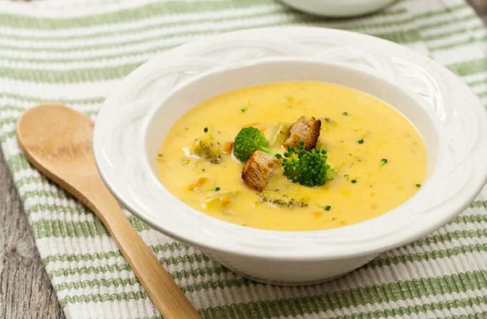 Суп пюре с плавленным сыром и курицей. Суп-пюре с плавленым сыром. Сырный суп пюре. Сырный суп пюре из плавленных сырков. Сырный крем суп.
