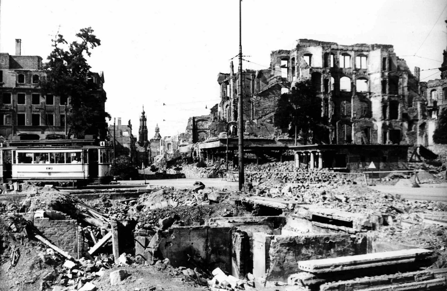 Немецкие города после войны. Дрезден бомбардировка 1945. Дрезден после бомбардировки 1945. Разрушенный Дрезден 1945. Дрезден после бомбежки 1945 год.
