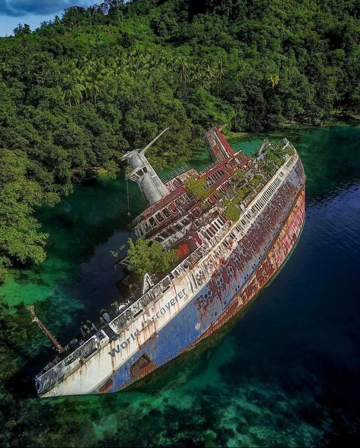 Ужасные корабли. Корабль "World Discoverer", Соломоновы острова. Круизный лайнер World Discoverer. Корабль "World Discoverer", Соломоновы острова внутри.. Заброшенный круизный лайнер World Discoverer.