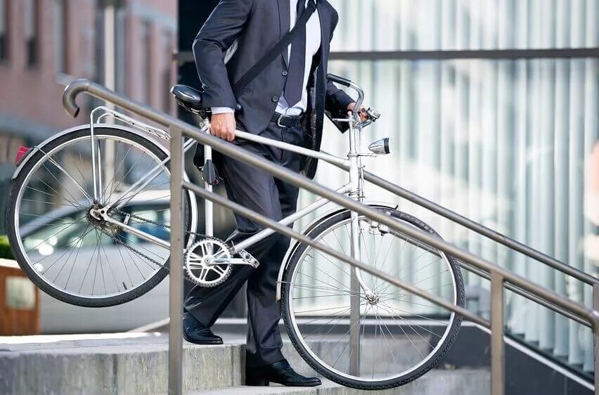 Велосипед простата. Бизнесмен на велосипеде. Деловой человек на велосипеде. На работу на велосипеде. В деловом костюме на велосипеде.