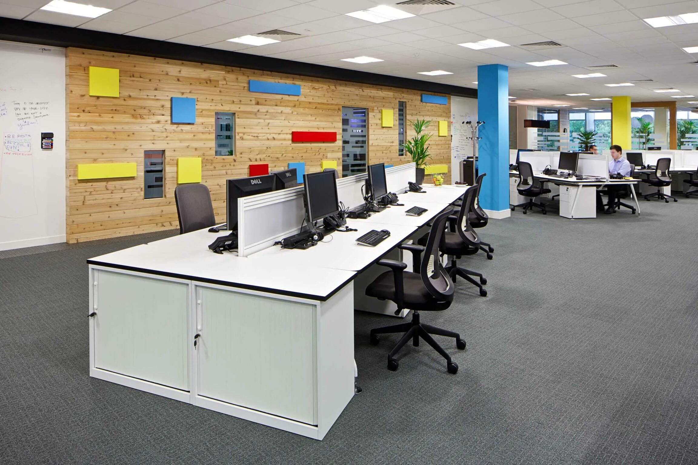 перегородка между столами в офисе. персонал бэк офиса. офис ламода. какой интернет для офиса. The офис.