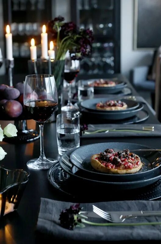 Закрытый ужин. Праздничный стол с вином. Сервировка винного стола. Винный столик. Сервировка стола в ресторане.