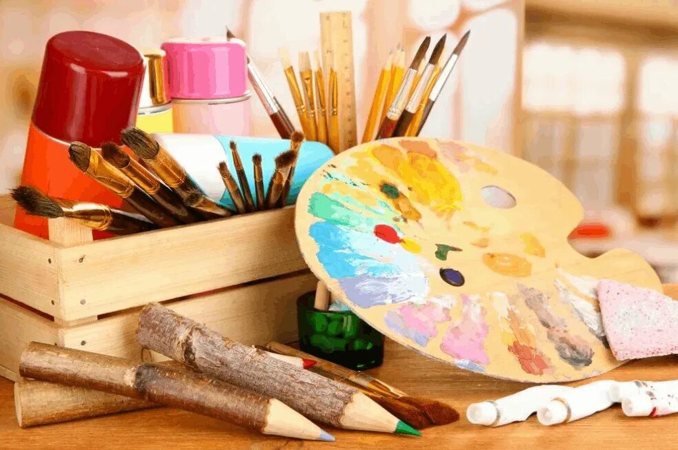 Творчество без автора. Творческая мастерская для детей. Кисти и краски. Палитра для красок. Материалы для рисования.