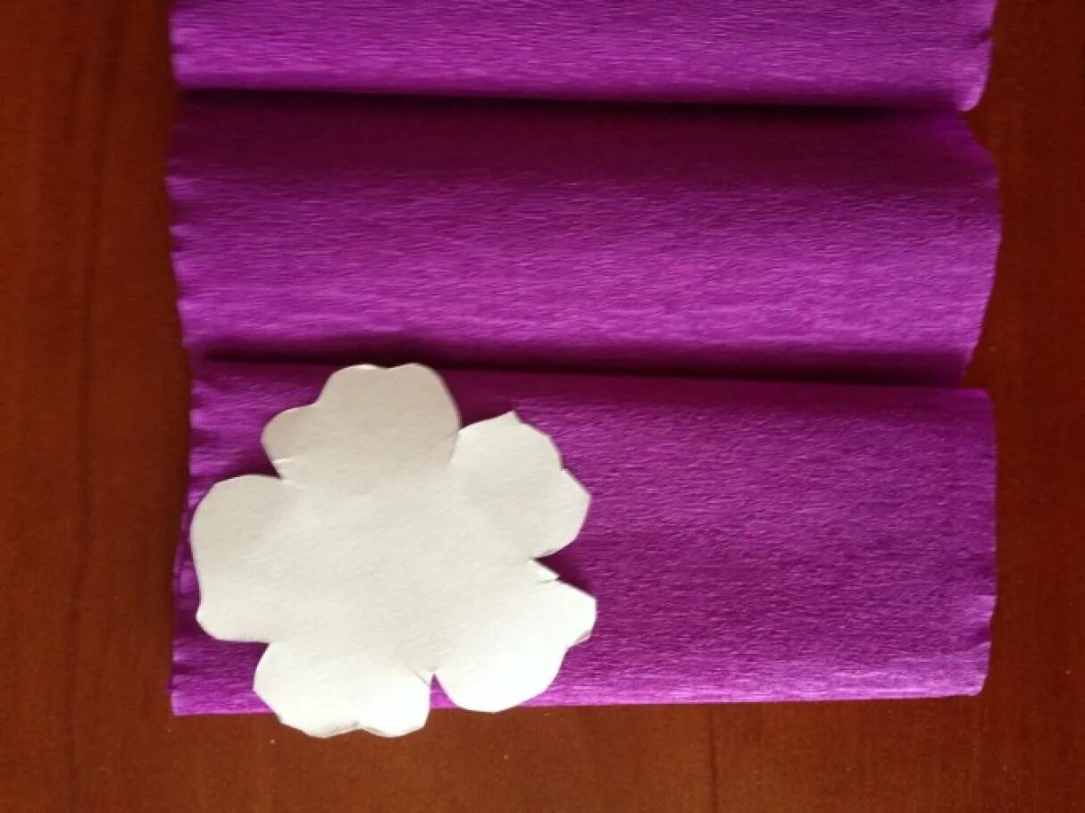 Гофрированная бумага поделки. Цветы фиалки из гофробумаги. Креповая бумага для цветов. Гофрированная бумага для цветов.