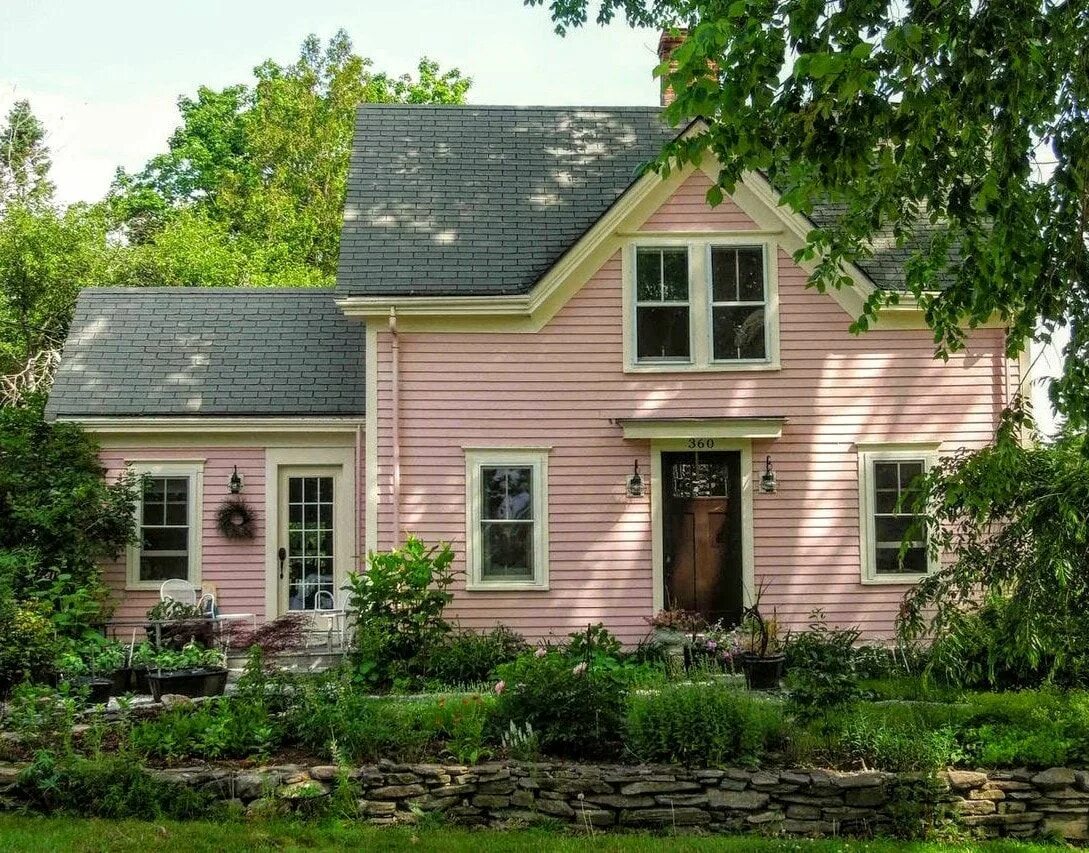 Розовый фасад дома. Розовые фасады домов. Розовый деревянный дом. Розовый коттедж.