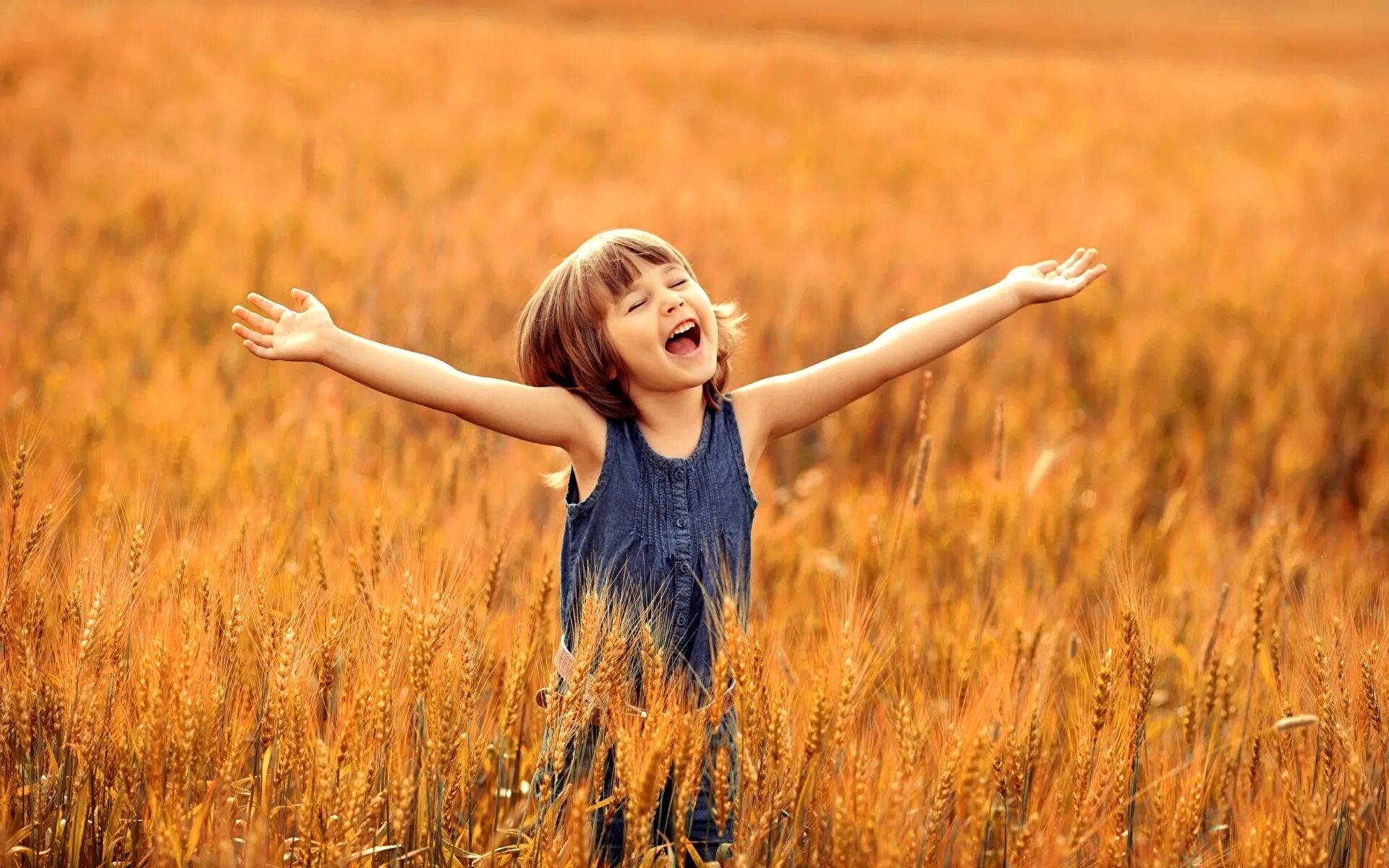 Картинки с счастьем позитивные. Девочка в поле. Радости и счастья. Радостная девочка. Радость детства.