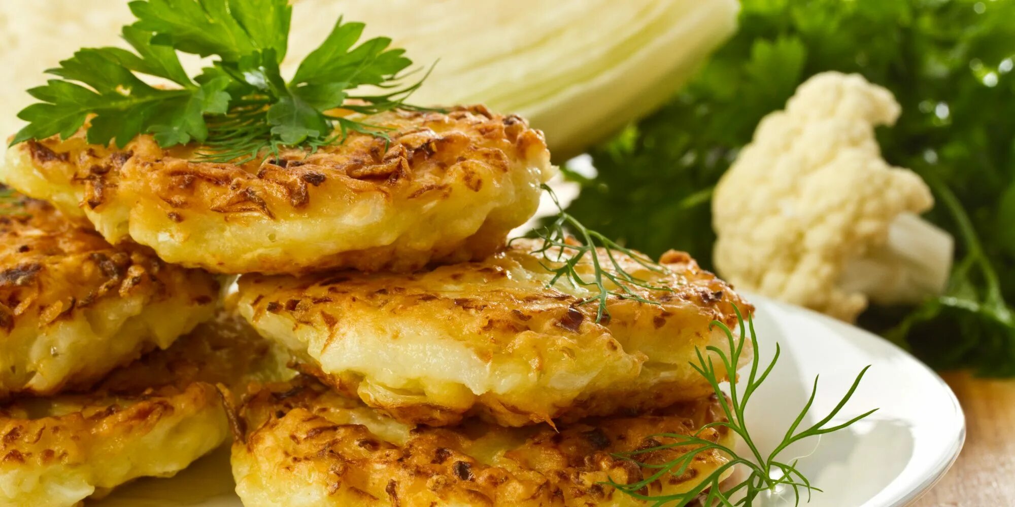 Капустные котлеты очень вкусные на сковороде. Оладьи из капусты. капустные оладьи на кефире. капустные драники. капустные котлеты.