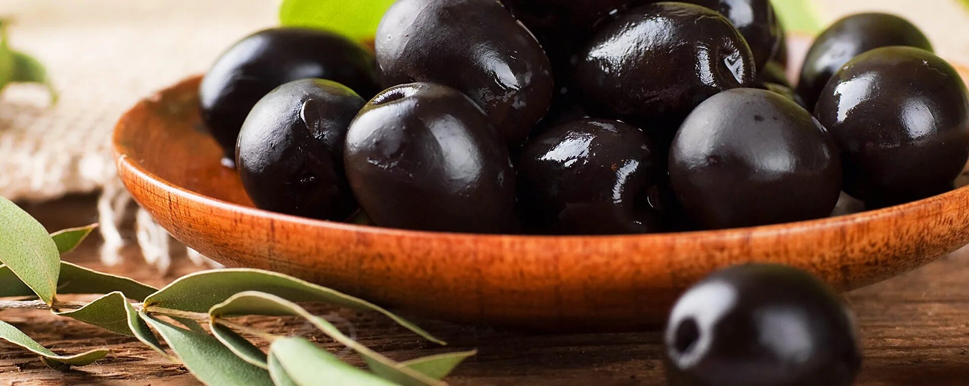 Польза косточек маслин. Оливки. Оливки черные. Оливки темные. Родина маслин.