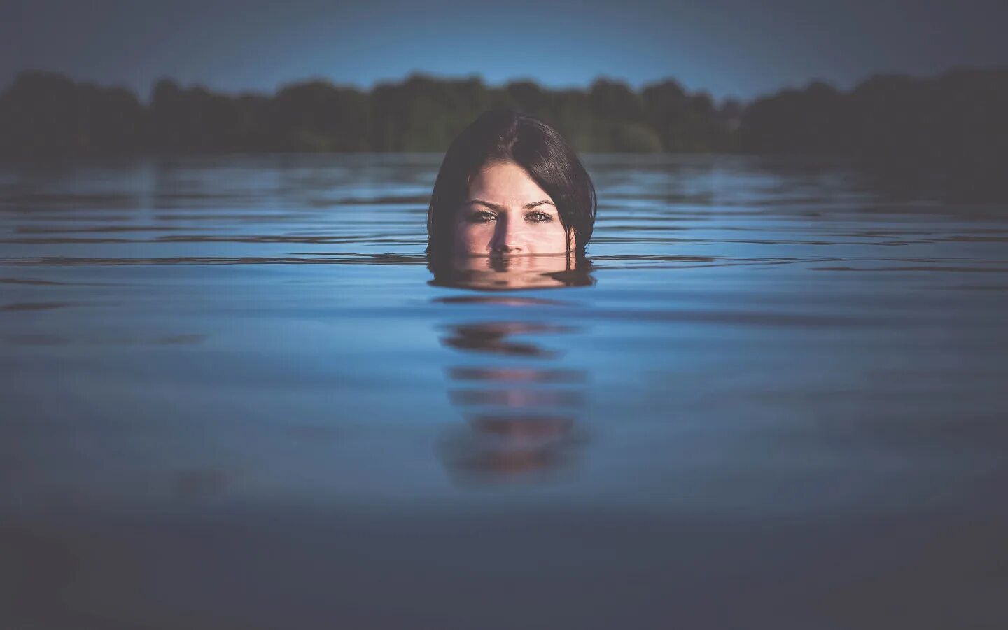 Lake girl. Фотосессия в воде. Девушка в озере ночью. Девушки на озере. Девушка в воде.