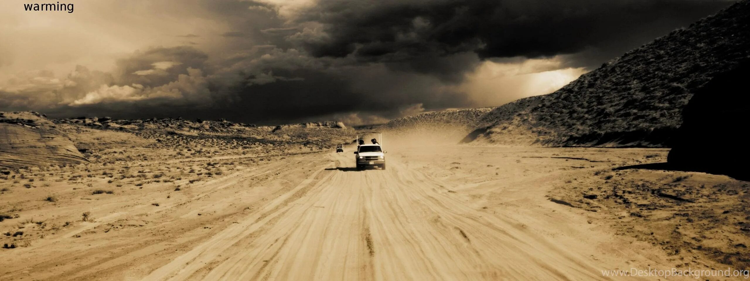 Пустынные дороги. Пустынная пыльная дорога. Машина в пустыне ночью.
