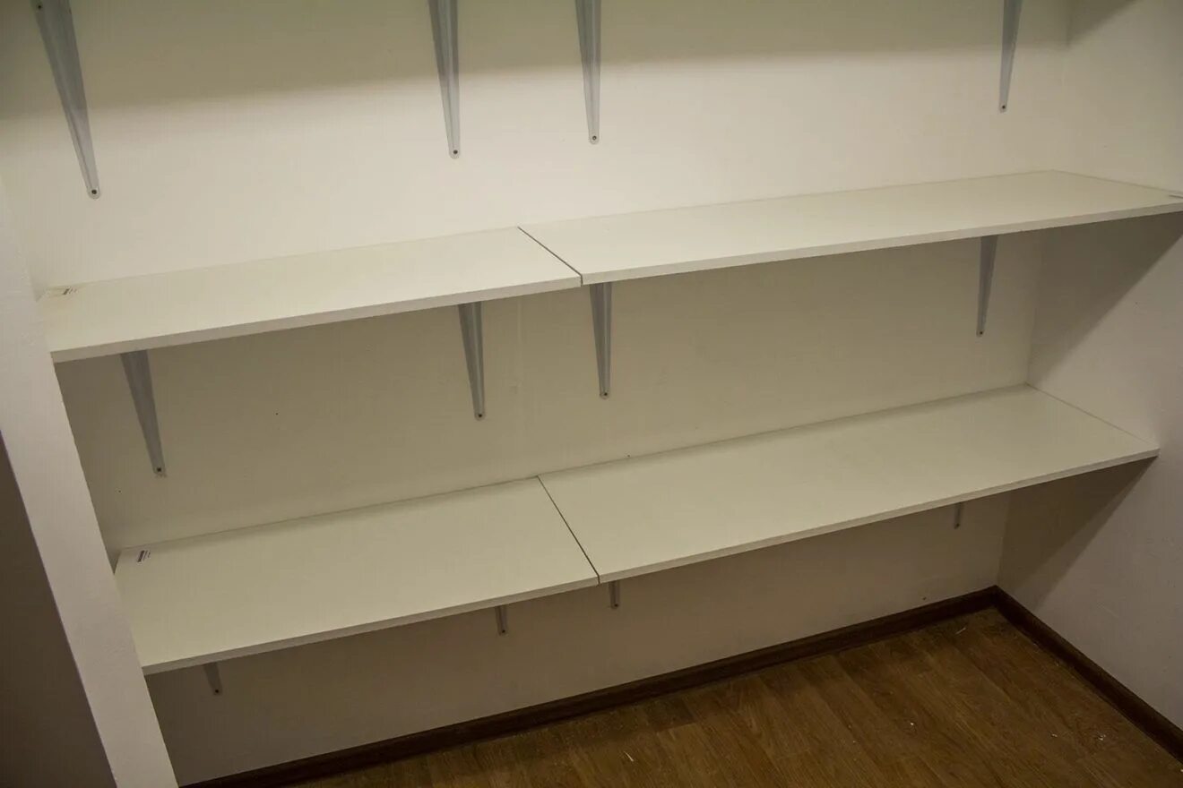 Полки на металлических направляющих. Полка ikea кунгсфорс. Полки настенные в кладовку. Полки стеллажи. Какие полки верхние.