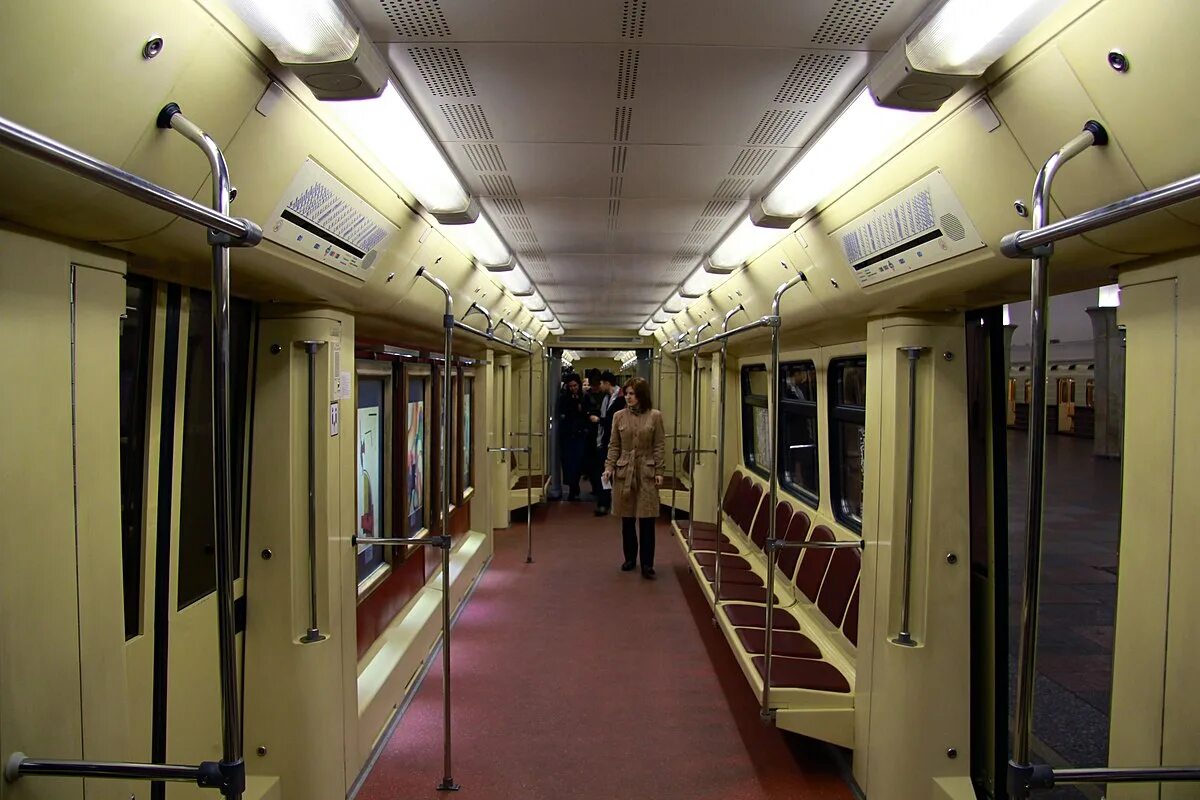 Сколько поездов на зеленой ветке. Вагоны метро 2. 81-740.1 Акварель. 81-740 Салон. Москва вагон метро.