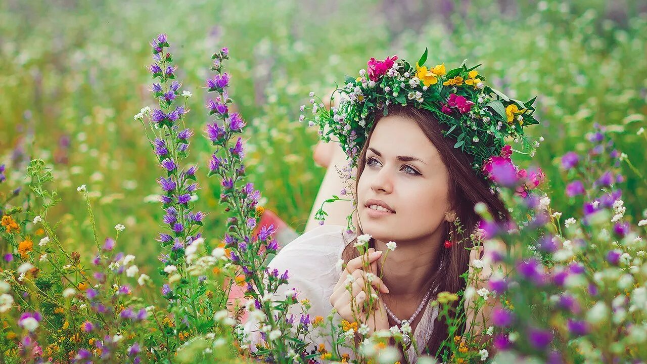 Буквы алфавита с цветочками. Женщина в венке из цветов. Красивые разноцветные буквы. Я твой цветочек. Поле ромашек.