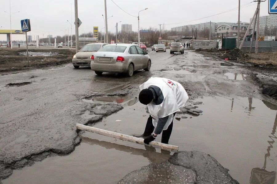 Омск плохие дороги. Омск разбитые дороги. Омск ямы. Ужасные дороги.