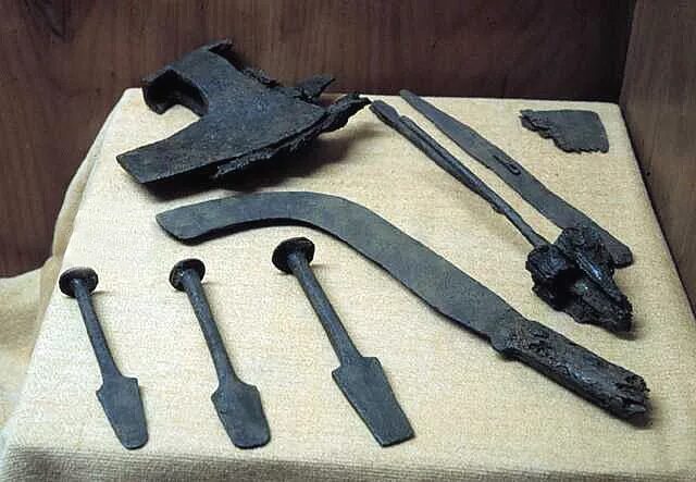 орудия труда ассирийцев. предметы из могильников бронзового века закавказье. железный век орудия труда.