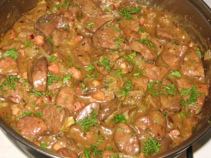 Печень свиной с морковью и луком. Печень свиная жареная. Печень тушеная в сметане с луком. Свиная печень с чесноком на сковороде. Гарнир к печени свиной.