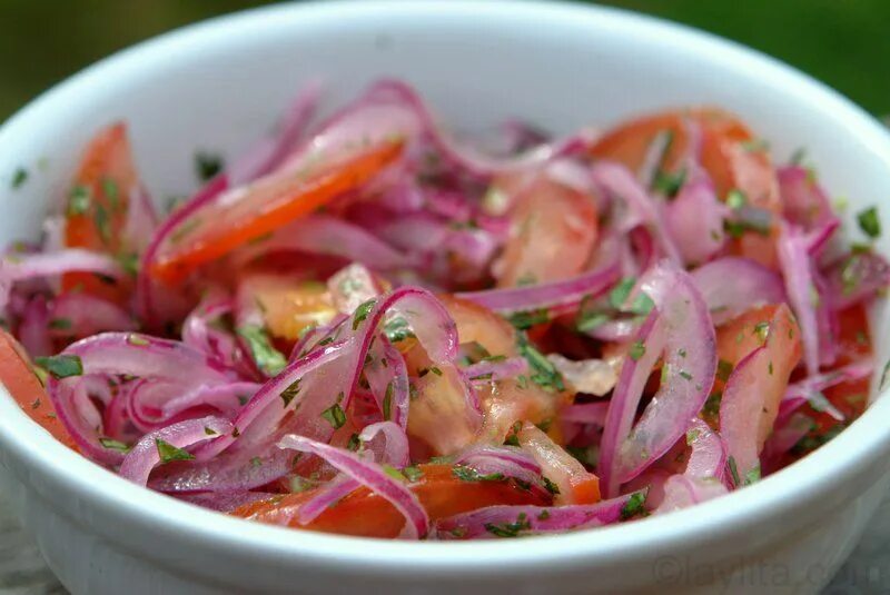 Tomato and onion and. Салат с красным луком. Салат помидоры с луком. Салат с уксусным луком.