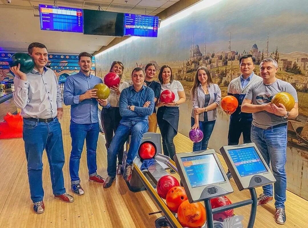 новогодний корпоратив фото. игра боулинг. боулинг топовый корпоратив. боулинг корпоратив москва. корпоратив в боулинге в москве.