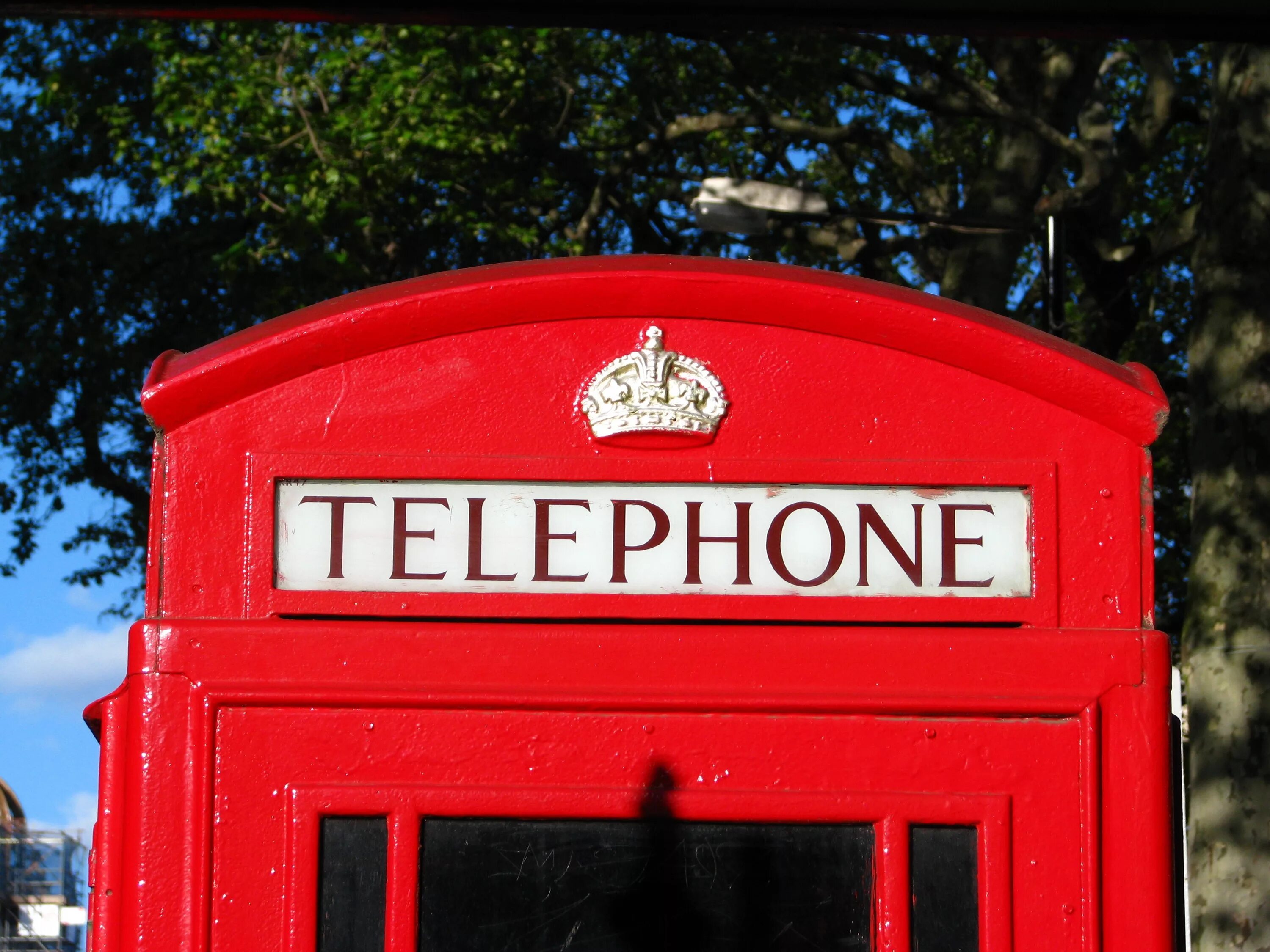 Ее телефон на английском. Английская телефонная будка. Надпись на телефонной будке. Телефонная будка Лондон. Корона на телефонной будке.