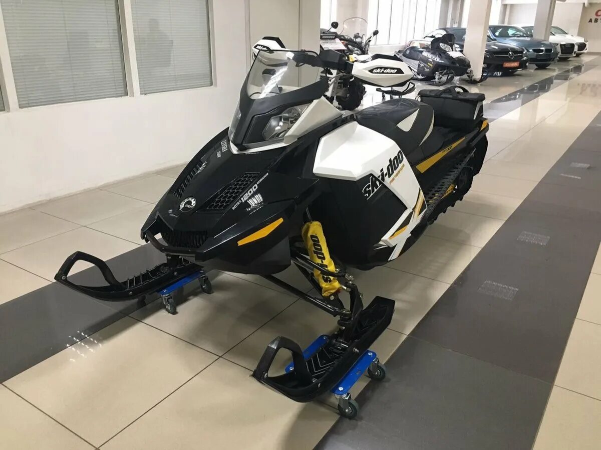 Ski doo renegade xrs 2023. Ski doo renegade. Brp renegade mxz 1200. снегоход brp renegade 800. Ski doo renegade.