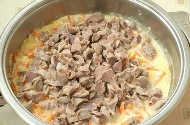 Желудки куриные в сметане с морковью. Куриные желудки в сметане. желудки в сметанном соусе. желудочки куриные в сметане. пупочки в сметанном соусе.