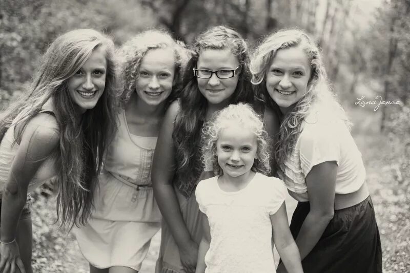 5 сестричек. Фотосессия каждый год. Картина сестры. Много девушек в свадебных платьях. 5 сестричек.