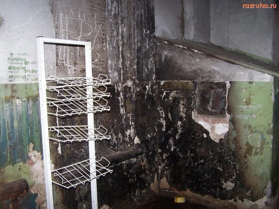 пепел на земле. отпечаток огня на стене.