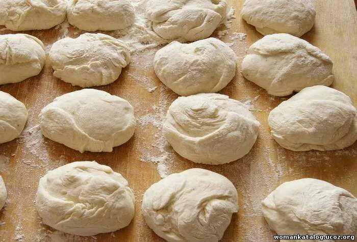 сладкая булочка. булочки с сахаром. булочки с кремом. булочки молоко дрожжи сахар. тесто для плюшек с сахаром дрожжевое пышное без сливочного масла.