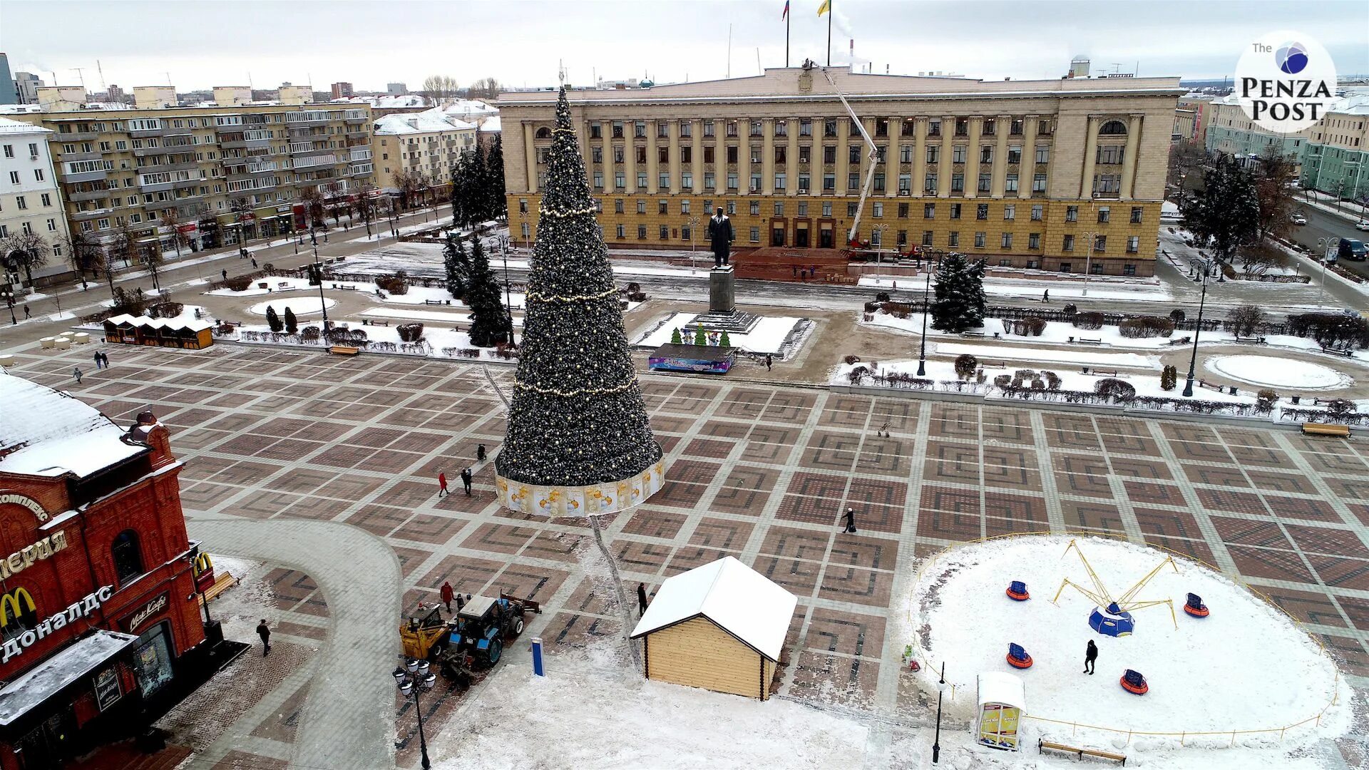 С центральной площади Пензы убрали скамейки