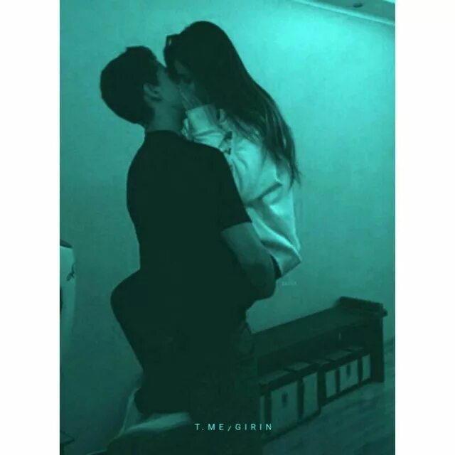 Поцелуй без лица. Поцелуй без лица. Рука в темноте. Пара без лиц в темноте. Руки пары в темноте.