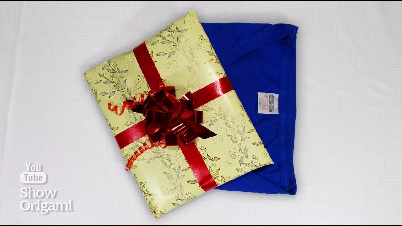 упаковать футболку в бумагу своими руками. упаковка подарка в бумагу без коробки. упаковка подарка в бумагу без коробки. как упаковать футболку без коробки. упаковка подарков в упаковочную бумагу.