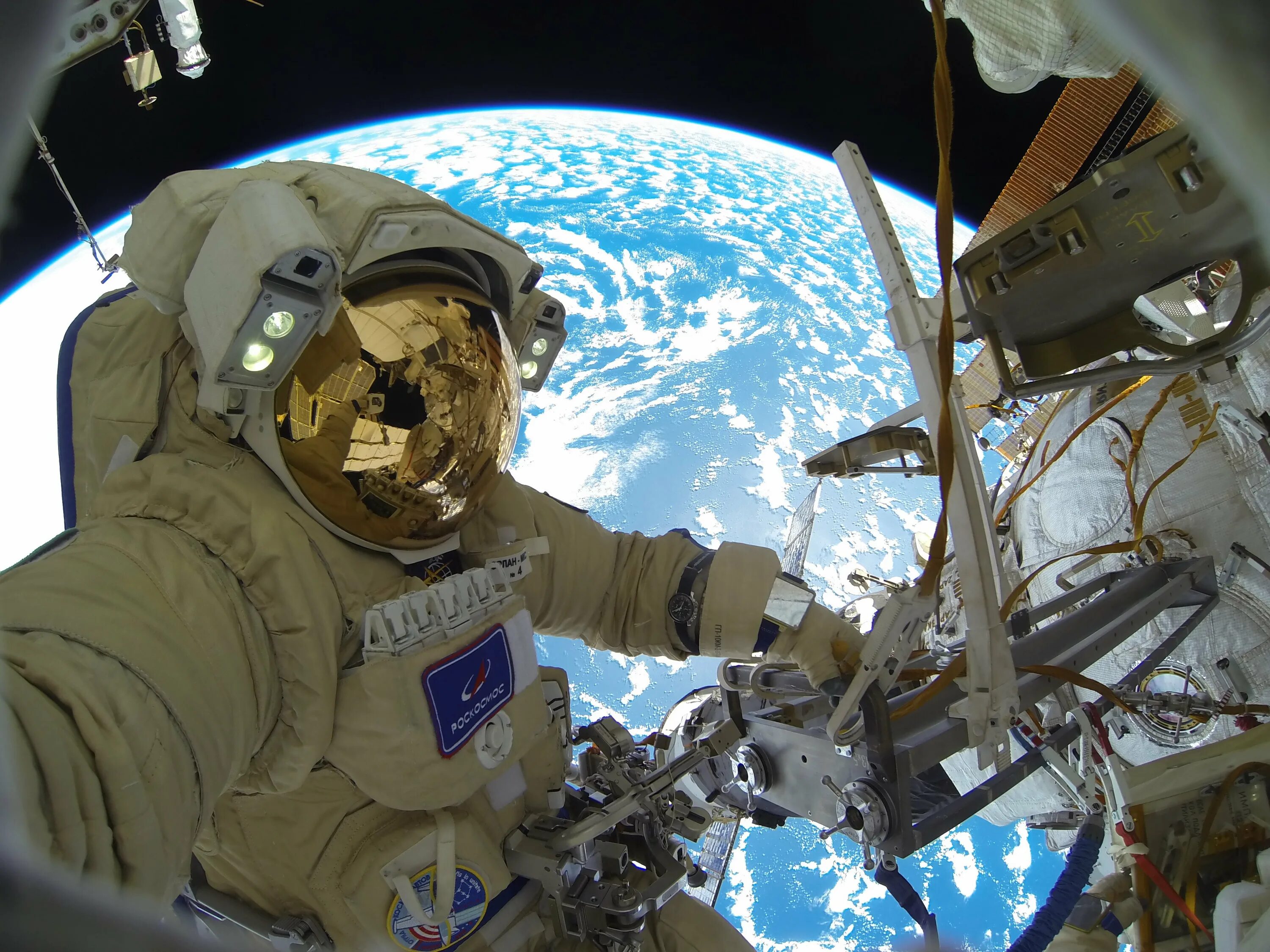 Скафандр Роскосмос. МКС станция Космическая 2021. МКС космонавты в открытом космосе. Выход Космонавта в открытый космос Россия.