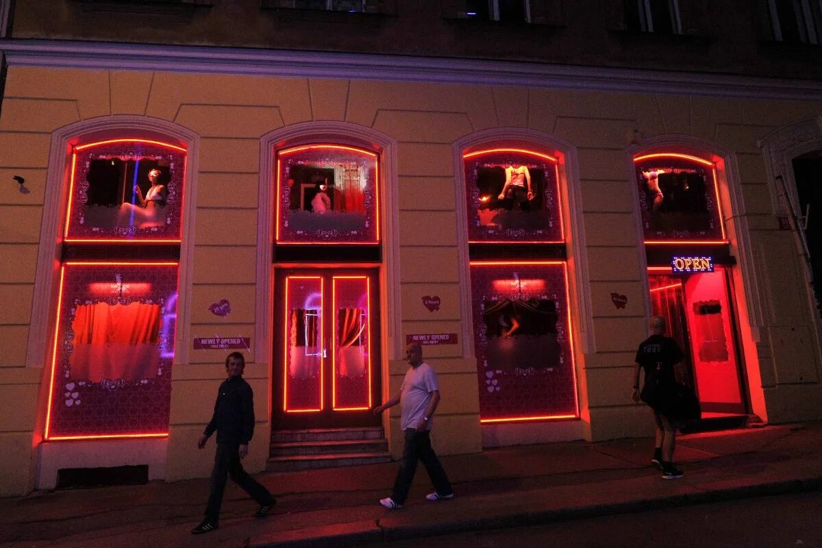 Бордель 2024. Квартал красных фонарей в Амстердаме. Публичный дом снаружи. Бордель здание снаружи. Публичный дом изнутри.