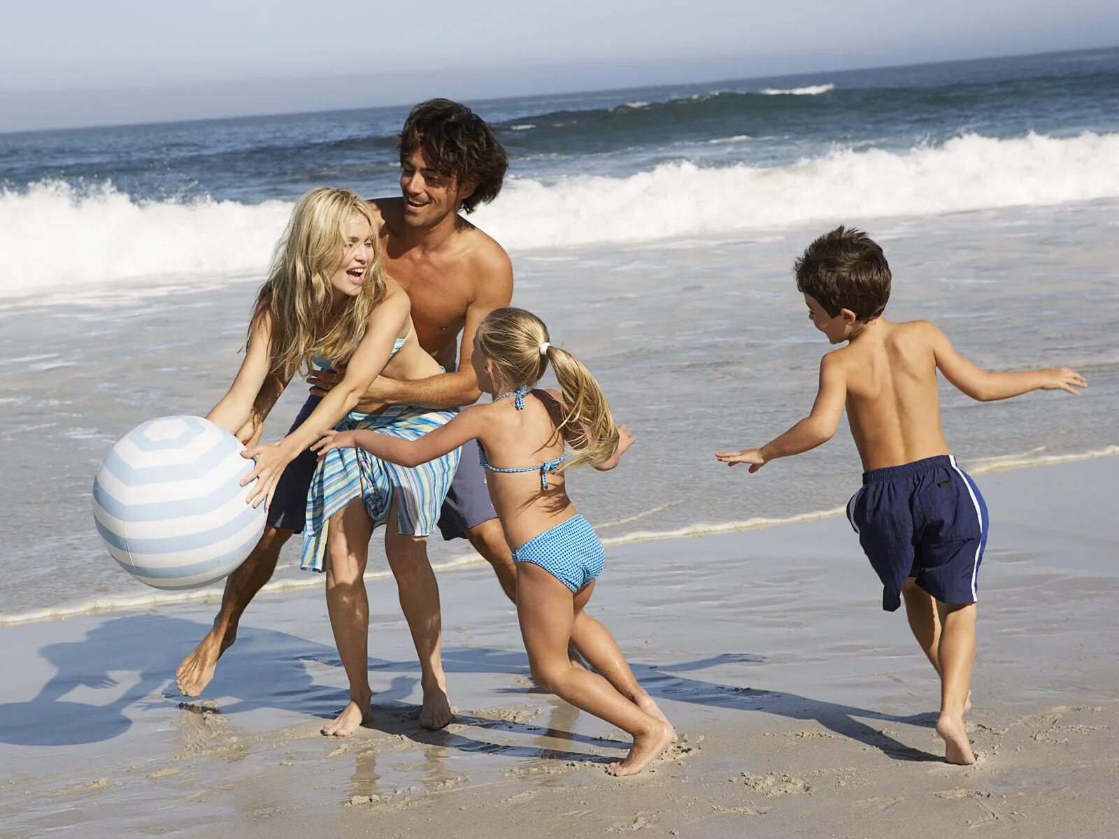 Отдых нудистов. Дети на море. Семья на пляже. Дети с родителями на море. Детишки на пляже.