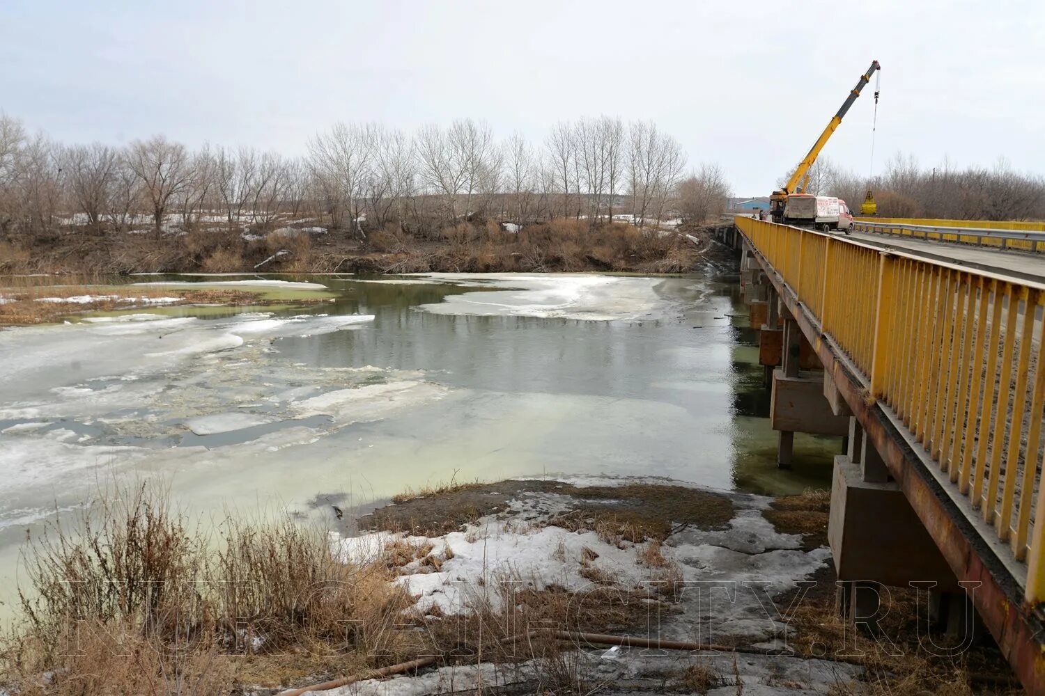 На сколько поднялась вода в тоболе сегодня. Дамба Тобол Курган. Тобол наводнения в Кургане. Расчистка русла реки Тобол в Кургане. Тобол паводок.