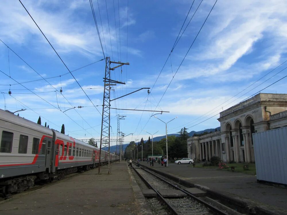 Электричка ласточка. Поезд на рельсах. Поезд спб абхазия. Железная дорога адлер сухум. Санкт петербург абхазия жд.