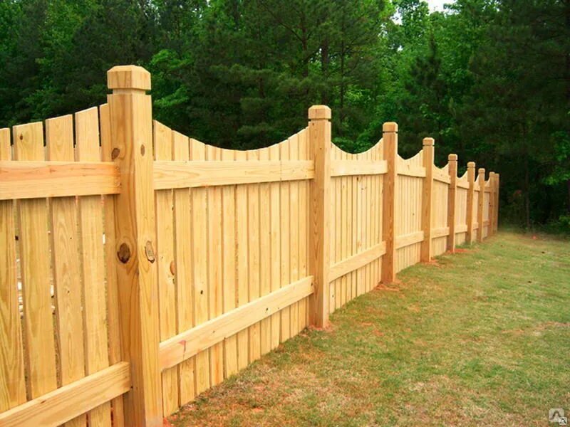 Деревянный забор. Красивый деревянный забор. Деревянные заборы и ограждения. Деревянный забор для дачи.