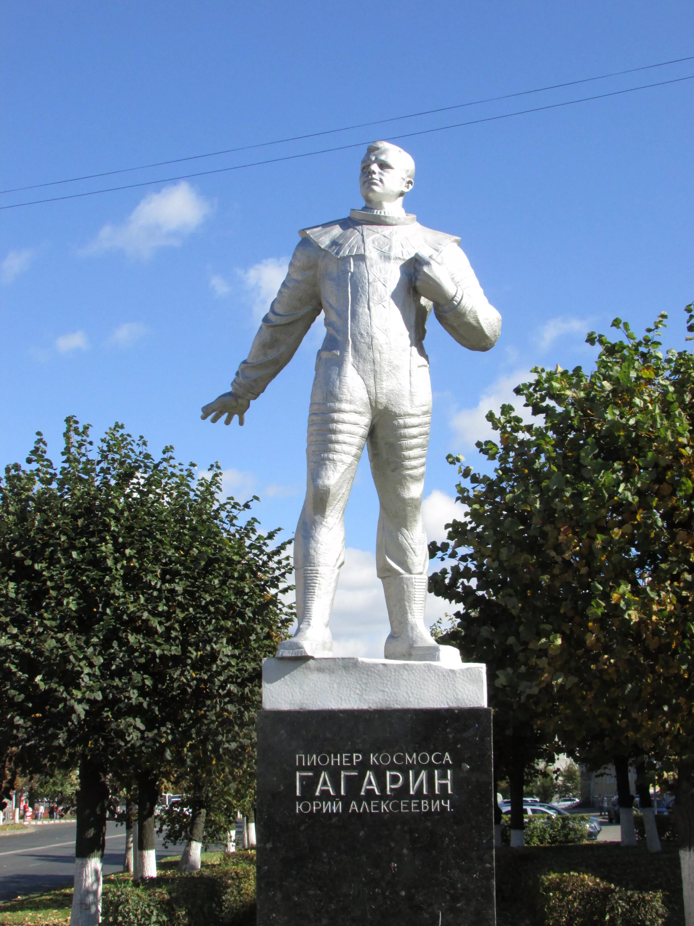 Памятник Юрию Гагарину (Чебоксары). Памятник космонавту Юрию Гагарину Чебоксары. Памятник Гагарину в Чебоксарах. Гагарин памятник Чебоксары. Г гагарин памятники