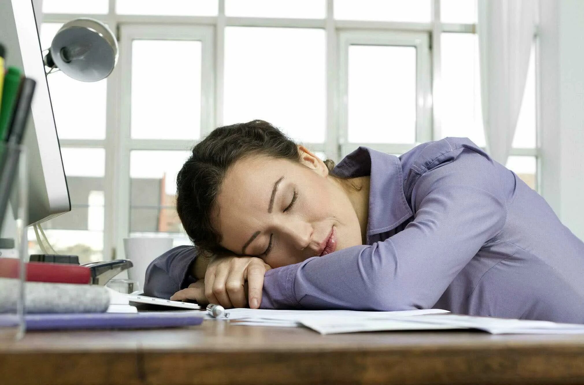 Послеобеденный сон. Фото сонного человека. Человек лежит на скамейке. Заставить себя работать. Хочется спать на улице.