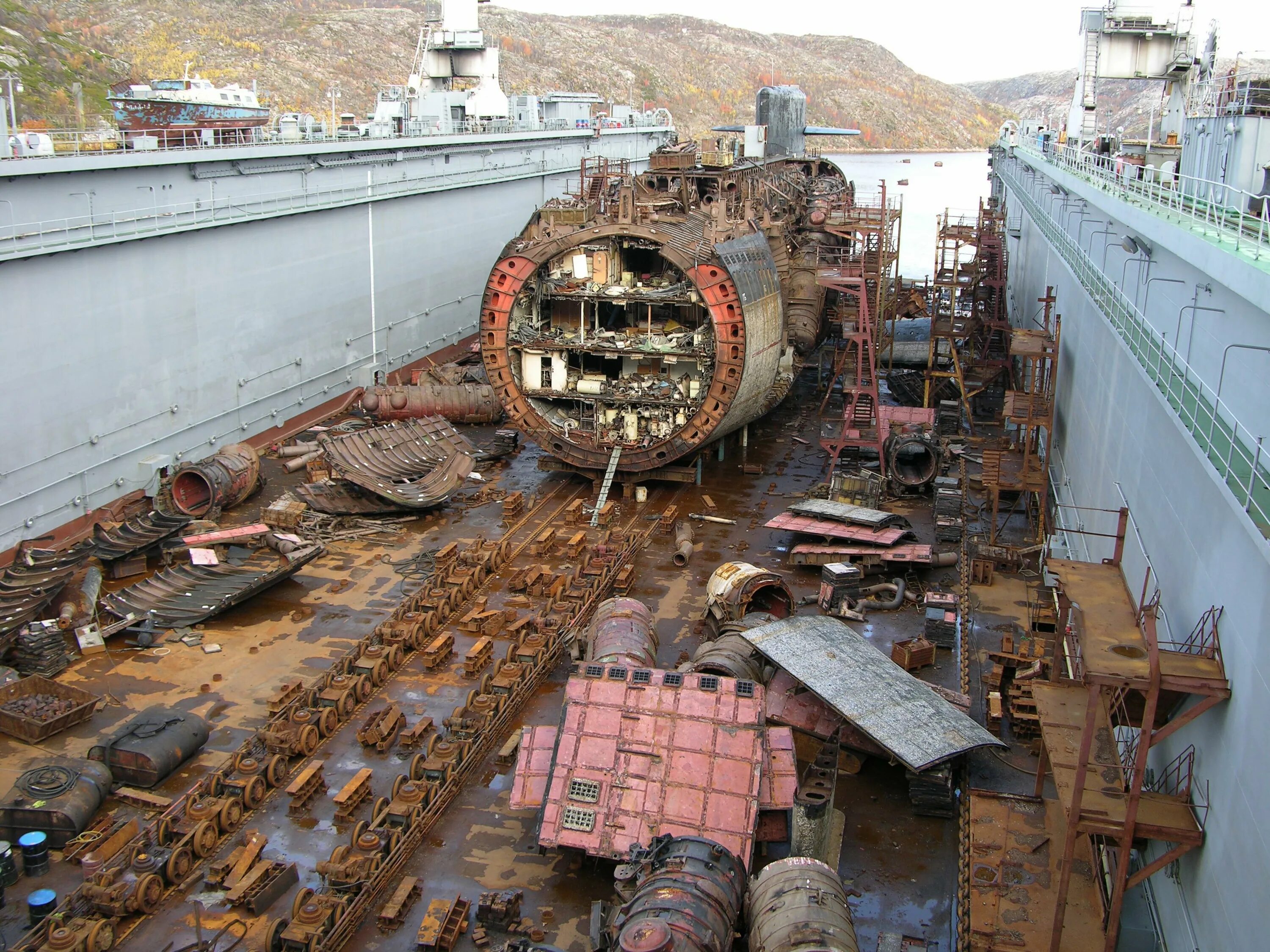 Отверстие в корабле. Проект 667м Андромеда утилизация. Подводная лодка 667а. Кладбище атомных подводных лодок Мурманск. Атомный реактор подводной лодки Курск.